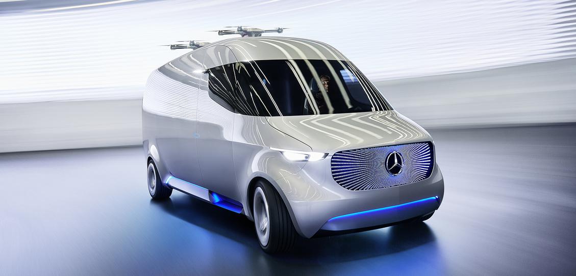 Mercedes-Benz zeigte auf der CES 2017 seine Vision vom Paketdienst der Zukunft. Mit dem elektrogetriebenen &#34;Vision Van&#34; sollen Pakete von Menschenhand, aber auch mit Drohnen, die vom Dach des Fahrzeugs starten, ausgeliefert werden (Bild: Bild: Daimler)