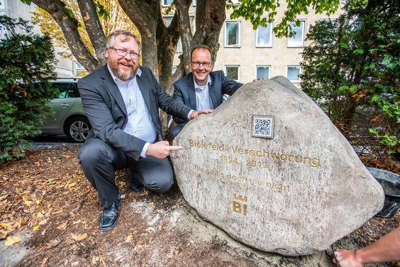 &#34;Verschwrer&#34; Achim Held und Martin Knabenreich mit Gedenkstein. (Bild: Bielefeld Marketing GmbH)