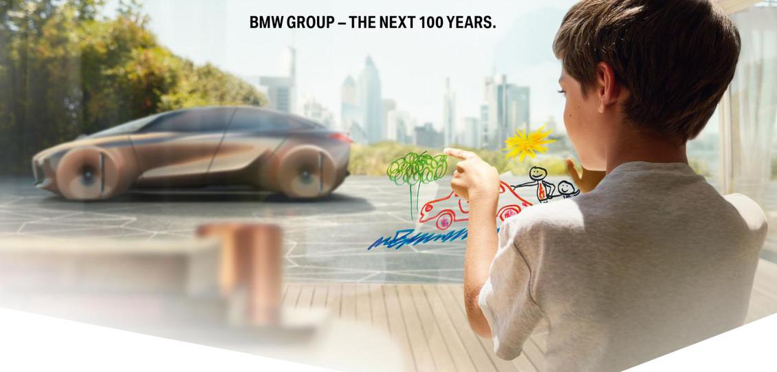 Der von BMW Group sogenannte &#34;Innovationswagen&#34; BMW Vision Next 100 steht im Mittelpunkt einer Generationengeschichte des TV-Spots (Bild: Bild: BMW Group)